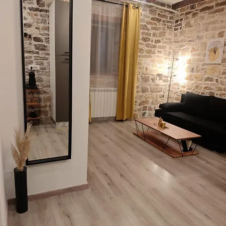 Antique Gold Apartment *